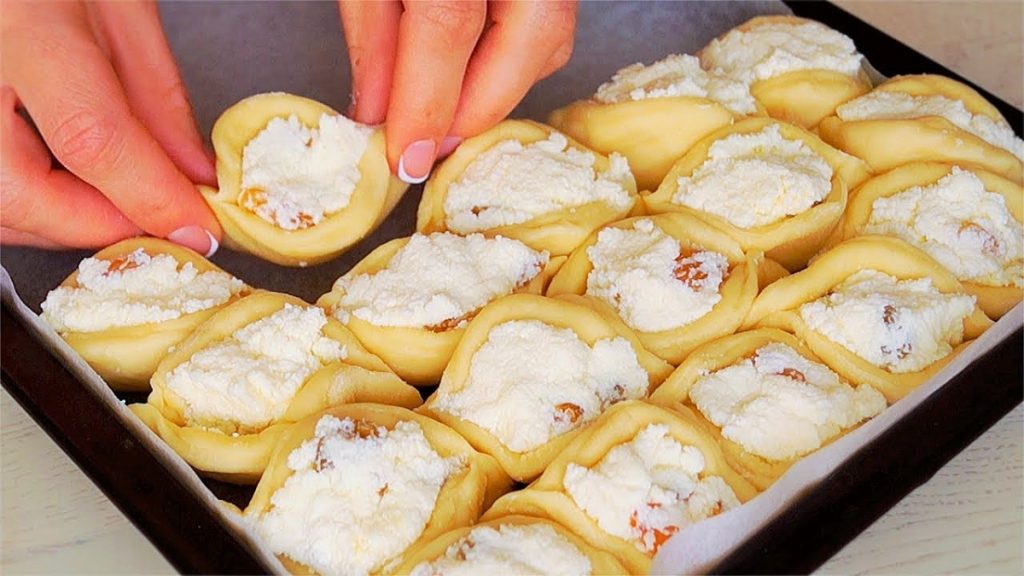 A tésztát kiszaggatta, megtöltötte a túróval, tepsibe tette és nemsokára elkészült a család legújabb kedvence!