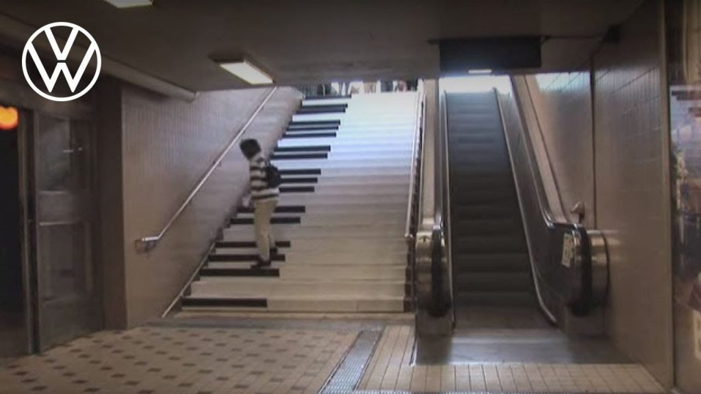 A metróaluljárónál mindenki a mozgólépcsőket használta, aztán a svédek kitaláltak valami zseniálisat