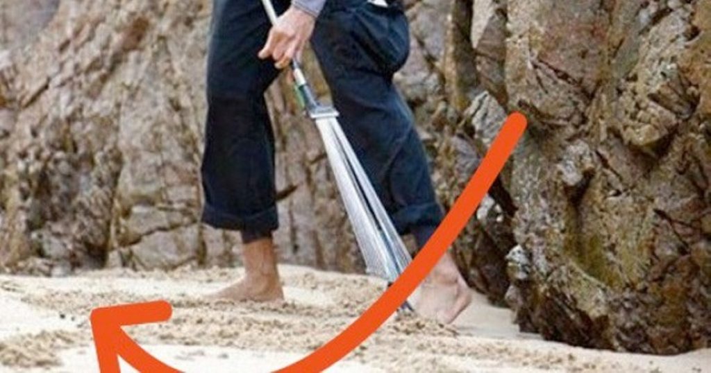 Az emberek elsőre azt hitték megbolondult, amikor gereblyét vitt a strandra… aztán rájöttek, hogy egy igazi zseni!