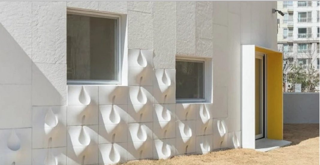 Néhány érdekes lapot szereltek a tömbház oldalára, mikor esni kezdett az eső, mindenki meglepődött! Néhány érdekes lapot szereltek a tömbház oldalára, mikor esni kezdett az eső, mindenki meglepődött!