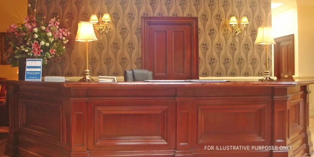 A háziasszony hagyja, hogy egy hajléktalan fiú a szállodában töltse az éjszakát, évekkel később menedéket talál a kastélyában – A nap története A háziasszony hagyja, hogy egy hajléktalan fiú a szállodában töltse az éjszakát, évekkel később menedéket talál a kastélyában – A nap története