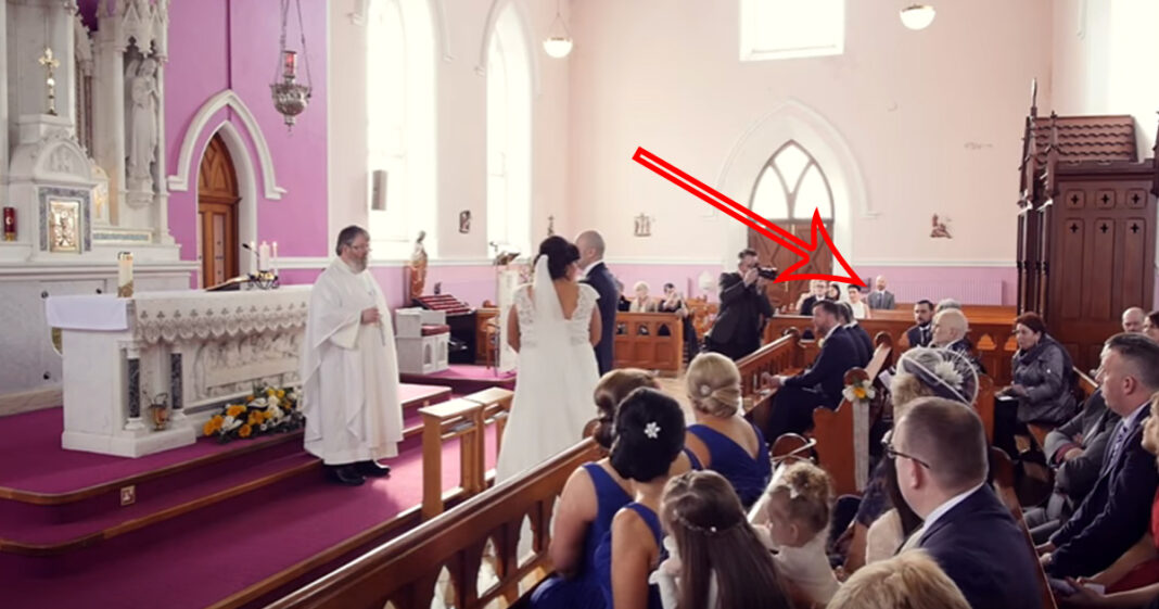 A menyasszony valami fura hangot hall hátulról… könnyekben tör ki, amikor megtudja, ki okozza… A menyasszony valami fura hangot hall hátulról… könnyekben tör ki, amikor megtudja, ki okozza…