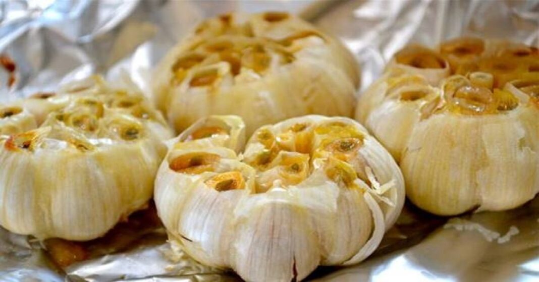 Egyél meg 6 gerezd sült fokhagymát, és nézd meg, mi történik a testeddel 24 óra alatt! Nem fogsz hinni a szemednek! Egyél meg 6 gerezd sült fokhagymát, és nézd meg, mi történik a testeddel 24 óra alatt! Nem fogsz hinni a szemednek!