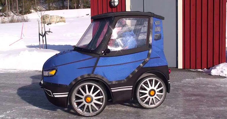 Úgy néz ki, mint a világ legkisebb autója, de nézze meg alaposan, amikor a svéd Mikael kinyitja az ajtót