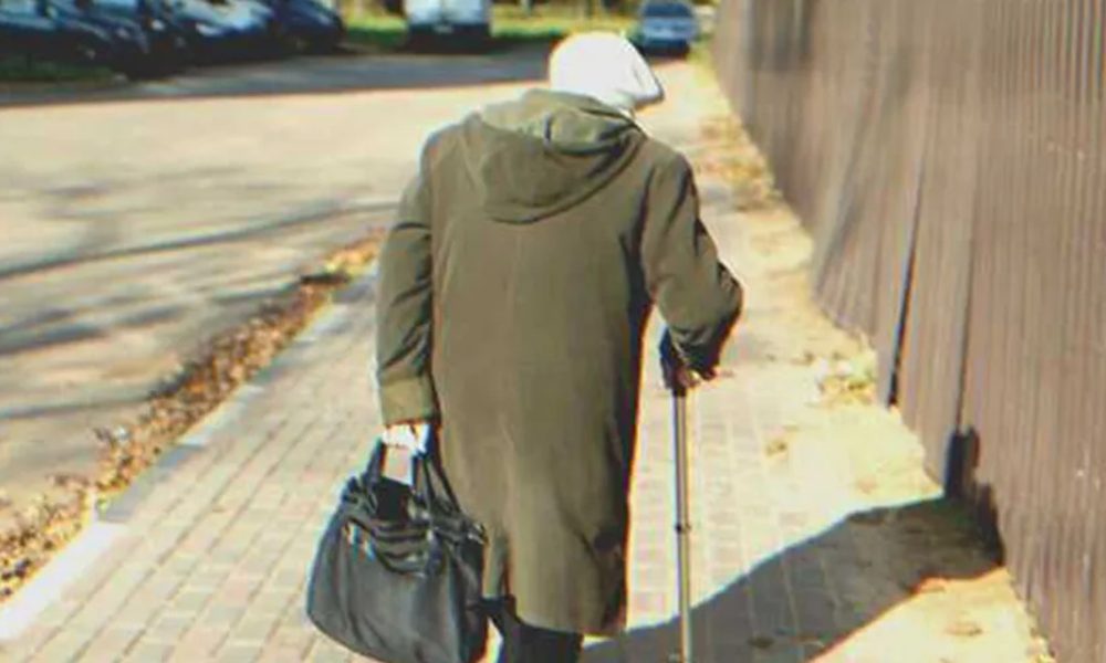 A szegény családból származó fiú segít az idősebb hölgynek megtalálni a szemüvegét, aki cserébe megmenti őt A szegény családból származó fiú segít az idősebb hölgynek megtalálni a szemüvegét, aki cserébe megmenti őt