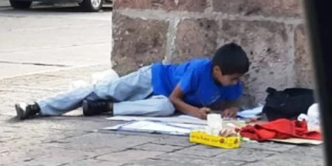 A fiú, aki mérnök akar lenni, házi feladatot kell végeznie a járdán, amíg a nagylelkű idegen meg nem látja A fiú, aki mérnök akar lenni, házi feladatot kell végeznie a járdán, amíg a nagylelkű idegen meg nem látja