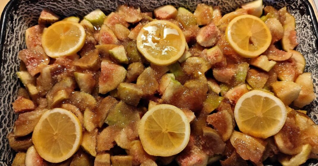 Darabos fügedzsem tepsiben sütve, tartósító nélkül, nagyon jó lett Darabos fügedzsem tepsiben sütve, tartósító nélkül, nagyon jó lett