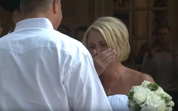 A nő alig várja, hogy feleségül menjen mozgássérült vőlegényéhez. Ám meglátja, mit tesz a férfi az oltárnál, és könnyekben tör ki… A nő alig várja, hogy feleségül menjen mozgássérült vőlegényéhez. Ám meglátja, mit tesz a férfi az oltárnál, és könnyekben tör ki…