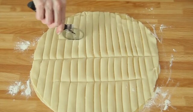 Csíkokra vágja a tésztát, egy zseniális ötletet mutat nekünk. A recept futótűzként terjed az interneten! Csíkokra vágja a tésztát, egy zseniális ötletet mutat nekünk. A recept futótűzként terjed az interneten!
