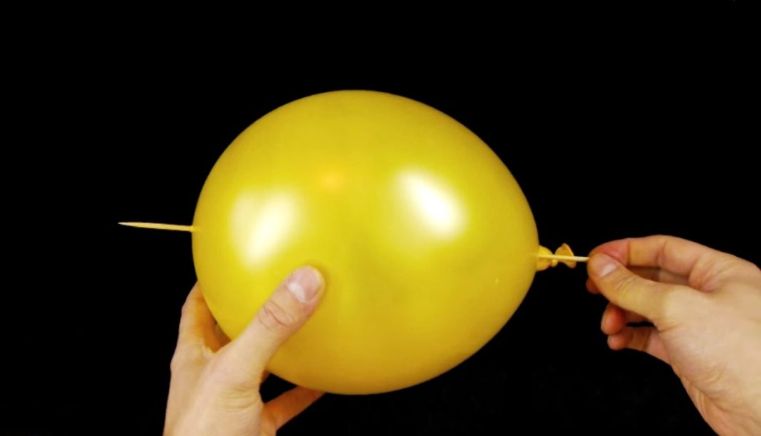 Szilveszteri trükk: így szúrd át a lufit, hogy ne durranjon ki! Szilveszteri trükk: így szúrd át a lufit, hogy ne durranjon ki!