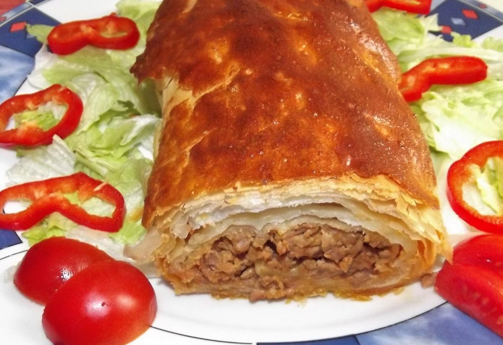 Hússal töltött tésztatekercs