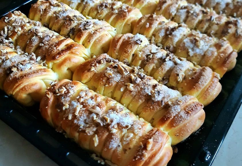 A kelt tészta szerelmese vagyok: forró kelt, pudingos kalács, ropogós, pirult cukros dióval a tetején! A kelt tészta szerelmese vagyok: forró kelt, pudingos kalács, ropogós, pirult cukros dióval a tetején!