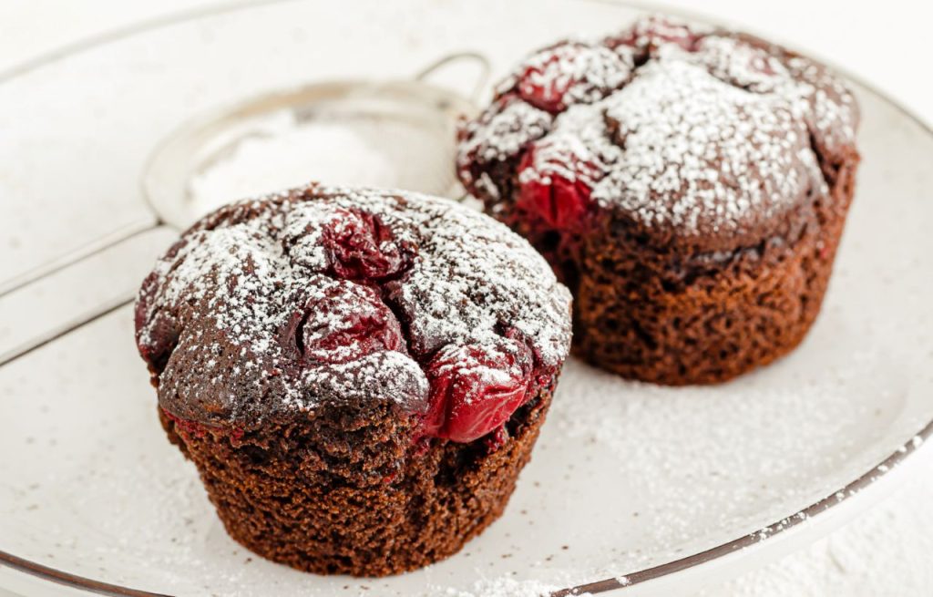 30 perces csokis-meggyes muffin: egy tepsi aligha lesz elég