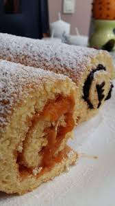 Egy kis piskótatekercs házi barack és szilva lekvárral Egy kis piskótatekercs házi barack és szilva lekvárral