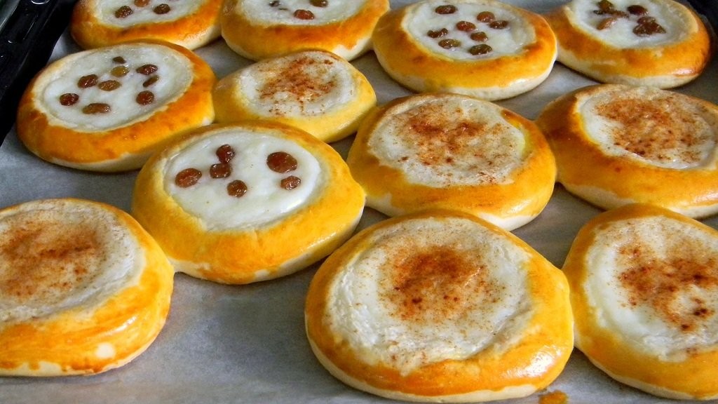 Tejfölös-fahéjas, kelt sütemény Tejfölös-fahéjas, kelt sütemény