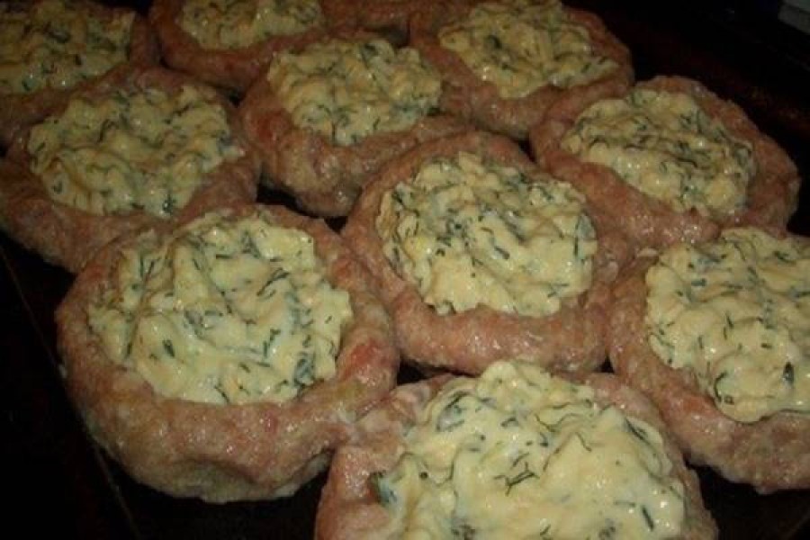 Unod már a hagyományos fasírozottat? A sajttal töltött darált húsos fészekkel bárki leveszel a lábáról! Unod már a hagyományos fasírozottat? A sajttal töltött darált húsos fészekkel bárki leveszel a lábáról!