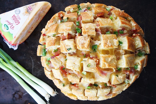 Sajttal és baconnel tűzdelt felkockázott kenyér Sajttal és baconnel tűzdelt felkockázott kenyér