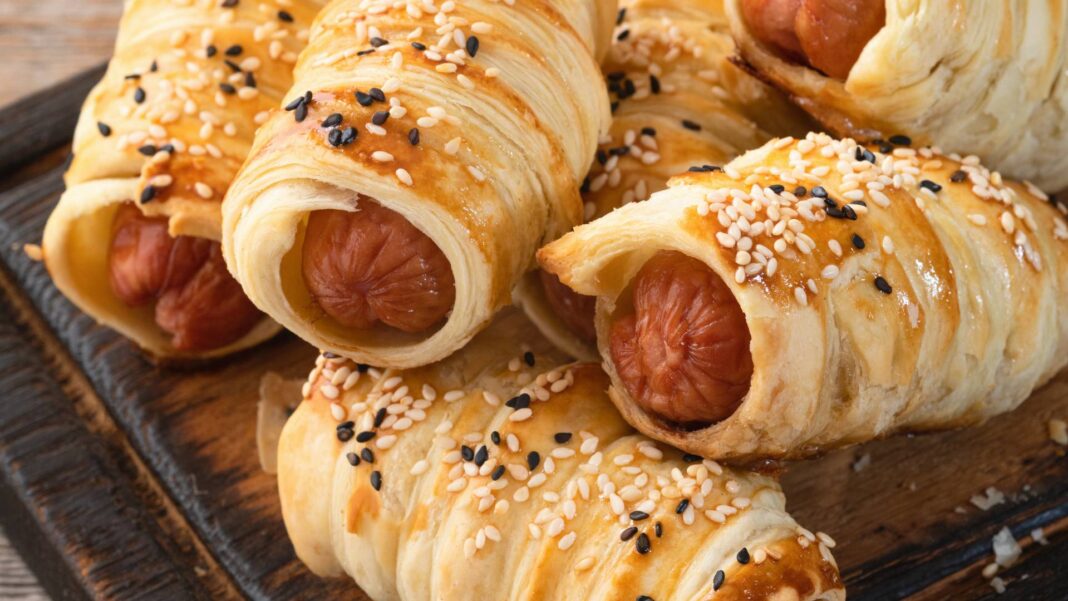 Villámgyors virslis tekercs leveles tésztából: mustárral még finomabb Villámgyors virslis tekercs leveles tésztából: mustárral még finomabb