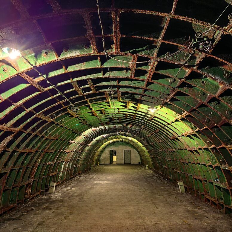 A budapesti F4 bunker valódi belső tere, íves folyosóval és régi berendezésekkel