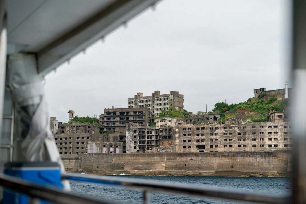 A sziget, ahonnan mindenki eltűnt: Hashima elhagyott toronyházai